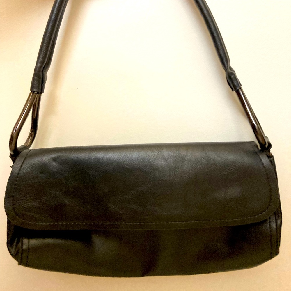 Shoulder black purse. Used a few times
